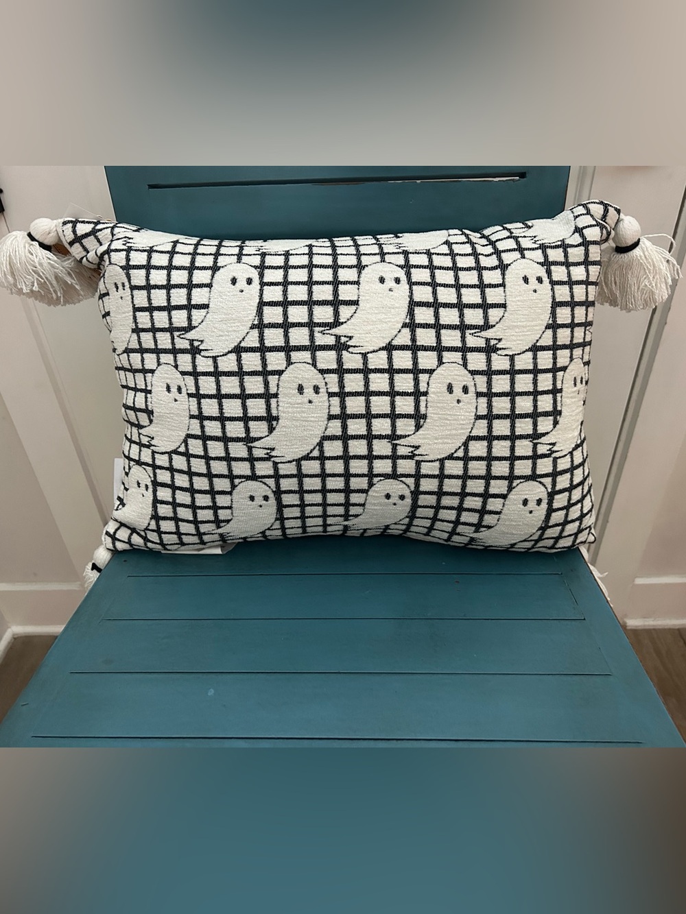 “New” Sweet Street Ghost Pattern Decorative Pillow with Tassels - Black & White
